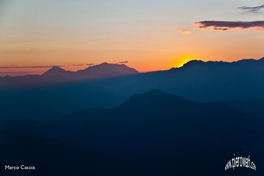 22_Il Sole scende dietro allo Zuccone dei Campelli.jpg